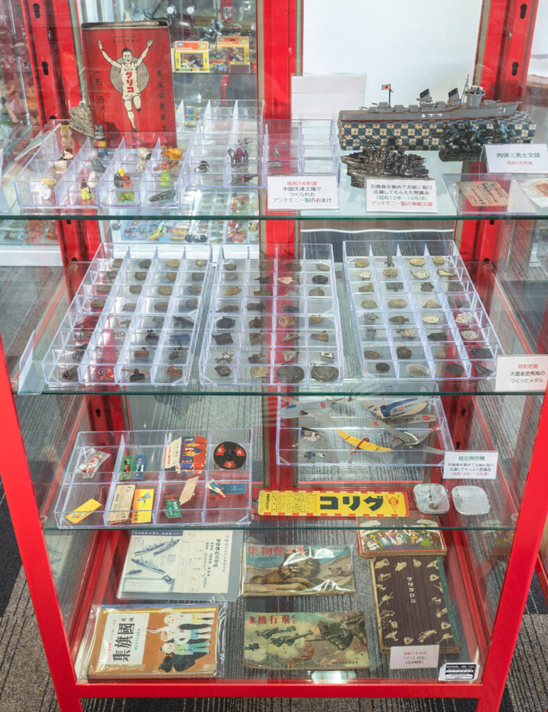 昭和初期のグリコのおまけや賞品　アンチモニー・土・紙でできたおもちゃ・メダル・フブキの模型・肉弾三勇士の文鎮・グリコ日記・国旗集・組立動物集・組立飛行機集など